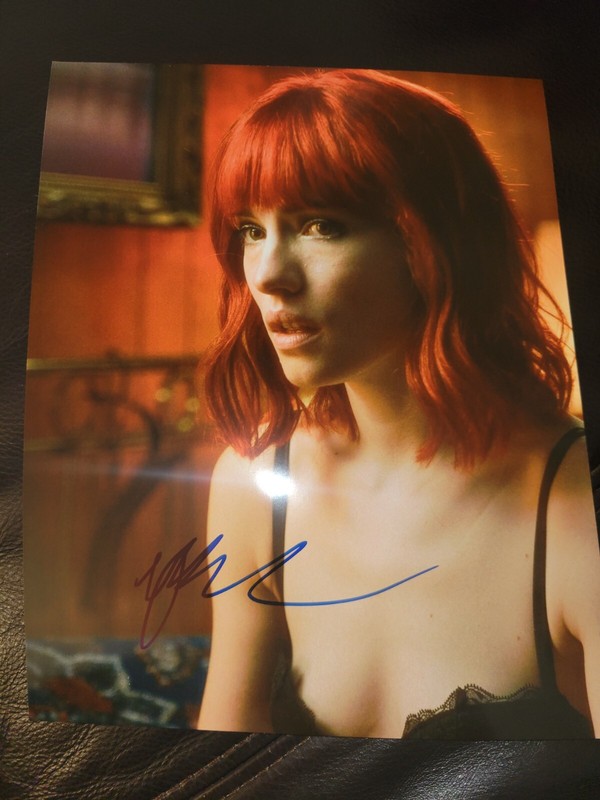 Strange Darling 8x10 Photo Willa Fitzgerald Autograph Signed