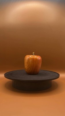 Made in Ireland. Handgefertigter, gedrechselter Apfel aus einer natürlich gefällten irischen Eibe