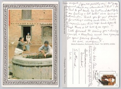 c43598 Frau holt Wasser aus einem Brunnen Nepal Postkarte 1995 Briefmarke