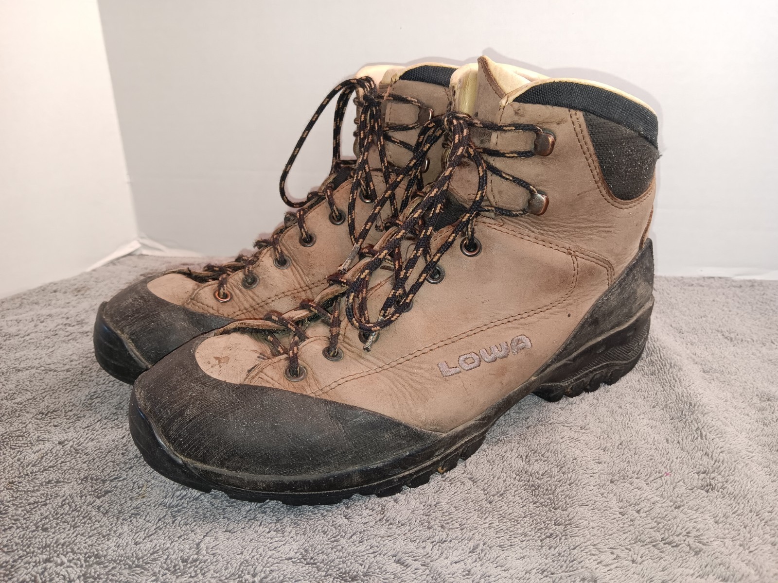Lowa Hiking Boots Men’s Size US 11 EU 10 Leather Lined/Vibram Sole Italy-image