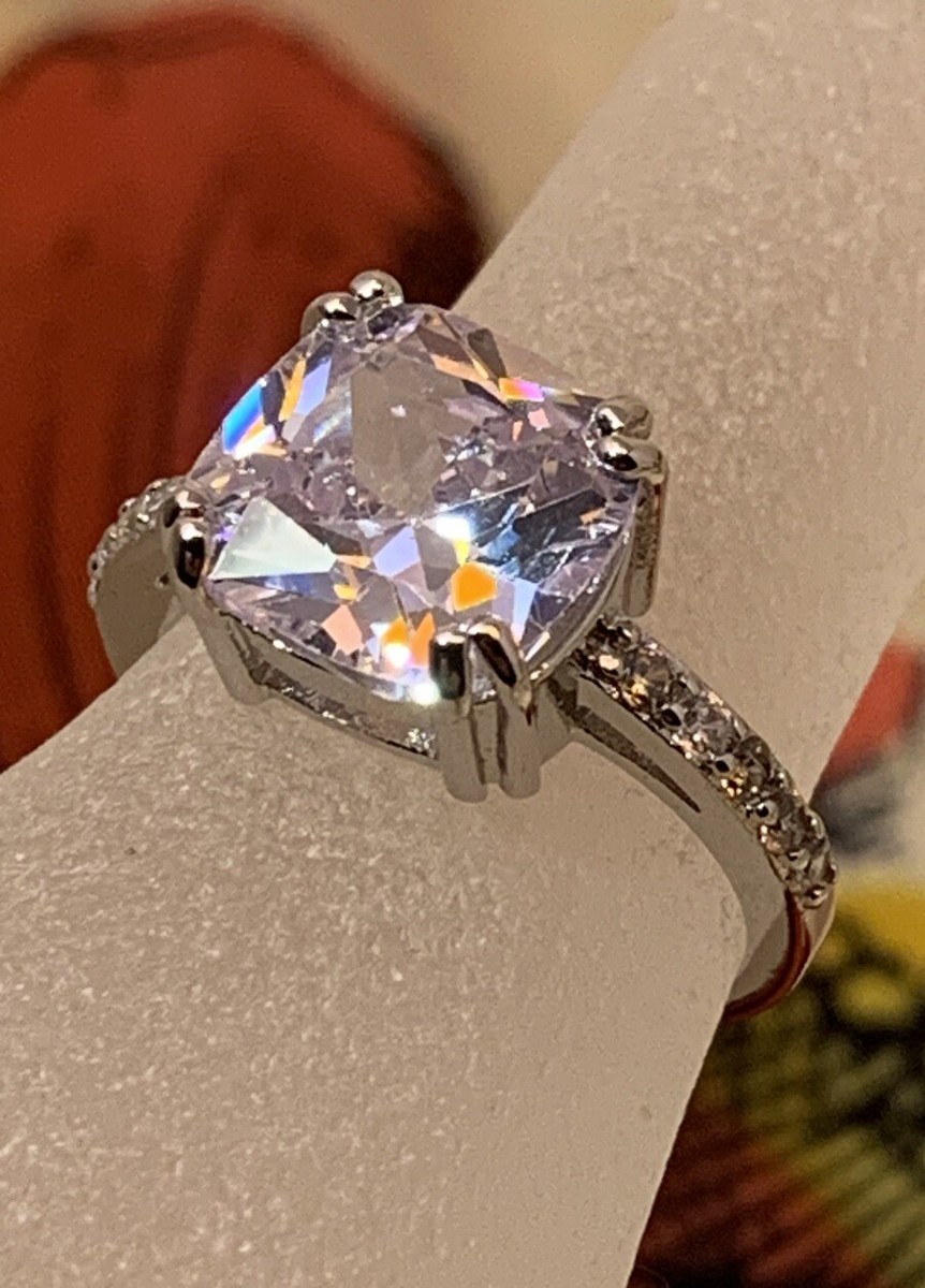 Anillo de mujer clásico en color plata con piedra de circonita cuadrada grande
