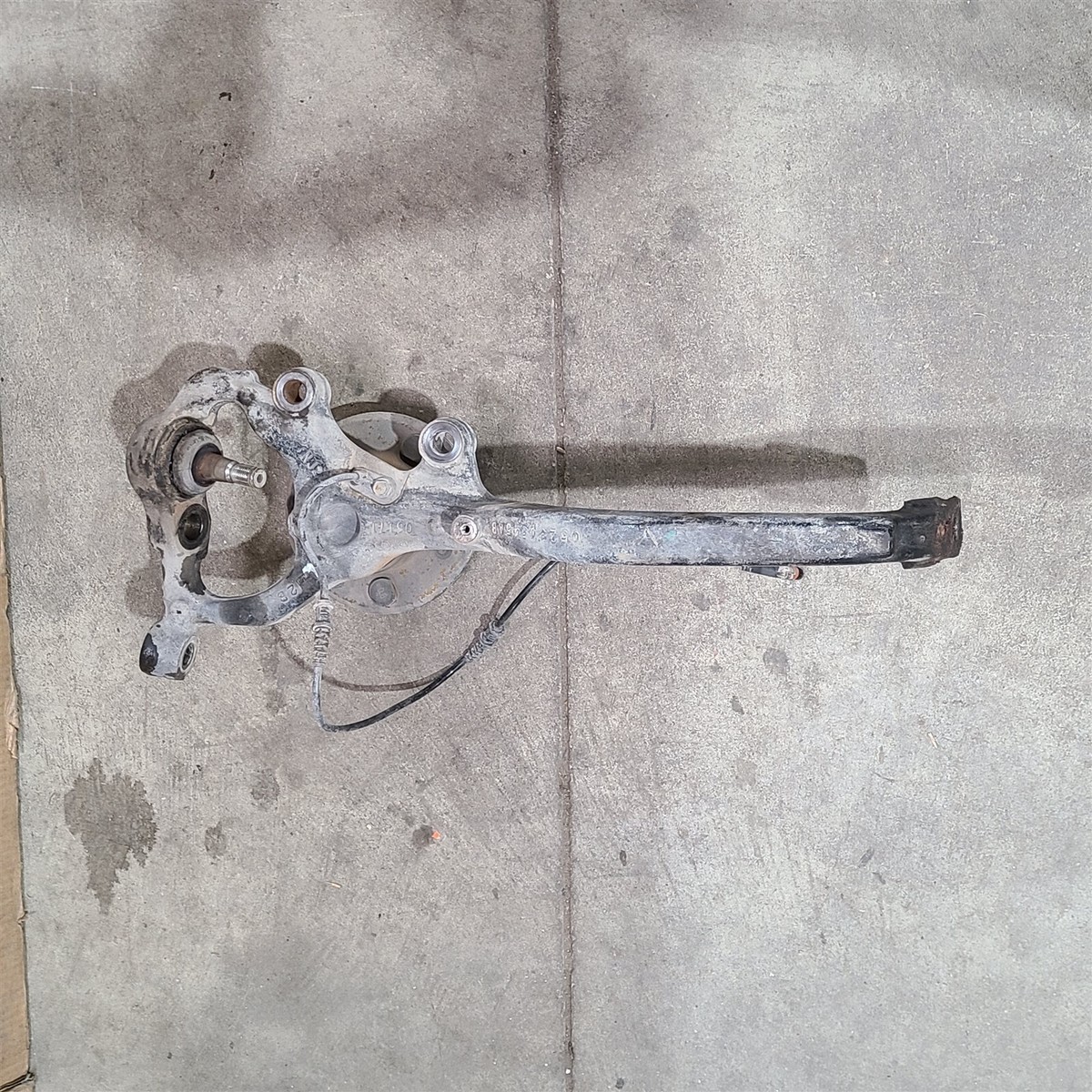 05-10 Chrysler 300C SRT8 Driver Front Spindle Knuckle Hub Lh