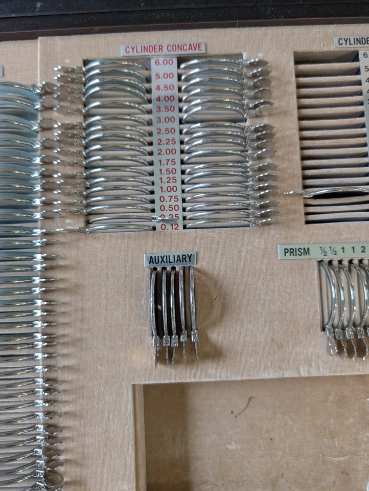 Juego de lentes de prueba optometrista vintage en estuche de madera con marcos, ver fotos Foto 4 de 4