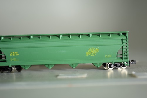 33047 Spur N ATLAS GEDECKTER HOPPER CAR CNW CHICAGO NORTH WESTERN | Zustand: Used