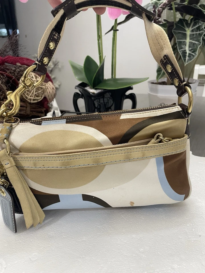 Cartera de mano Coach Hampton Signature con estampado de bufanda multicolor Demi Foto 3 de 4