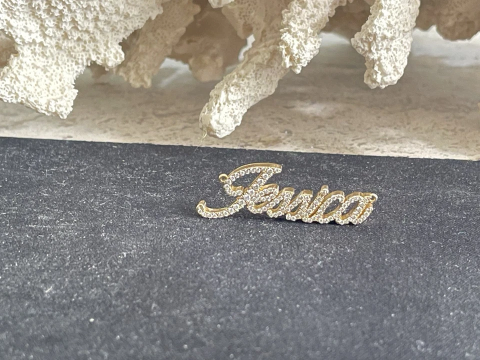 Colgante con nombre Jessica de diamantes redondos de oro amarillo de 10kt para mujer Foto 2 de 3