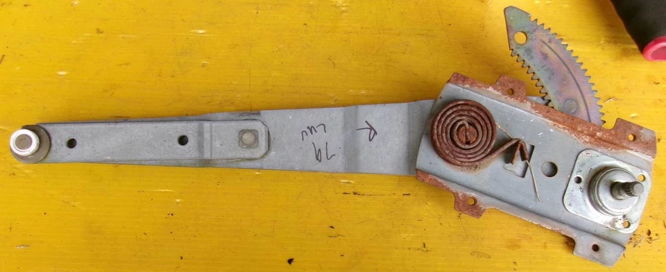 Chevrolet Luv 1979 camioneta (Isuzu) regulador de ventana derecha con canal de vía Foto 4 de 4