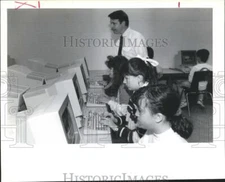 1990 Press Photo Computer Instructor Bill Burgmann & Students in lab, Mandeville