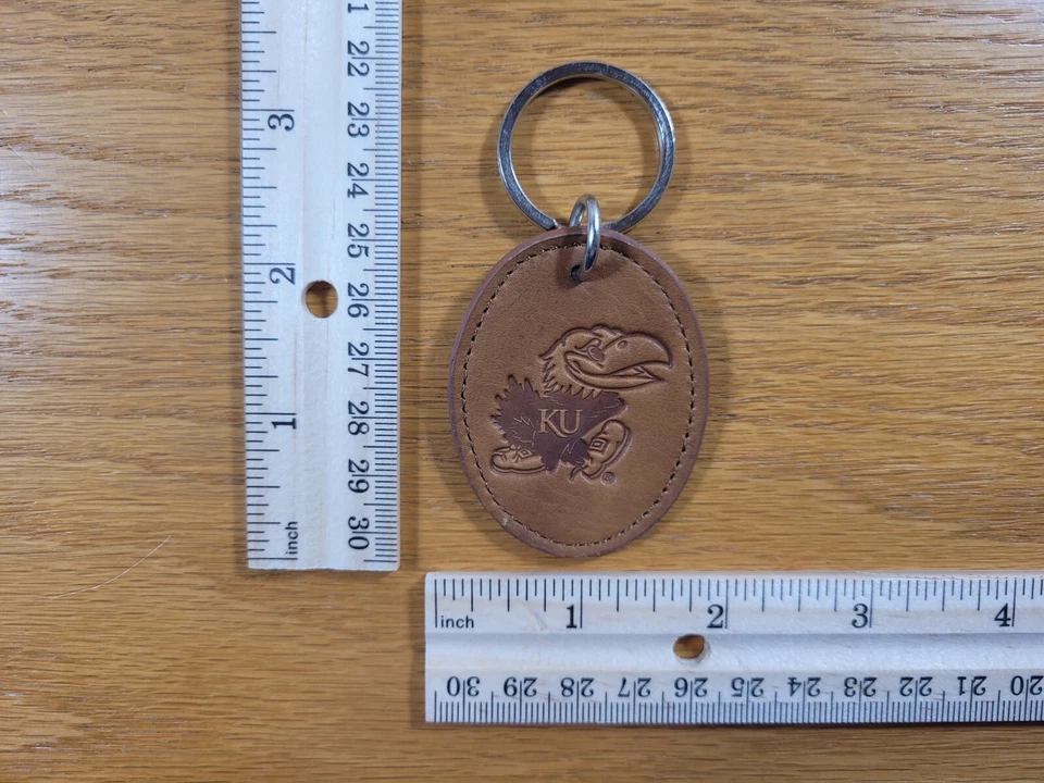 Kansas Jayhawks Llavero Cuero Marrón Equipo Universitario Logo NCAA Llavero Ovalado Foto 2 de 3