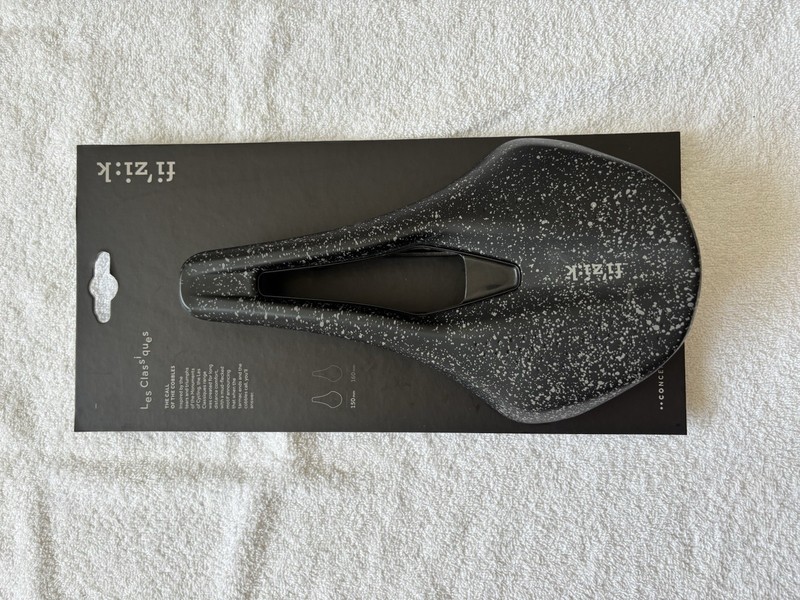 Fizik Tempo Argo R3 "Les Classiques" Edition road saddle.