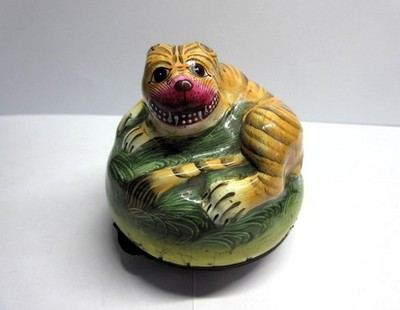 Seltener georgischer handbemalter Bilston Emaille Tiger Bonbonierre aus dem 18. Jahrhundert um 1760