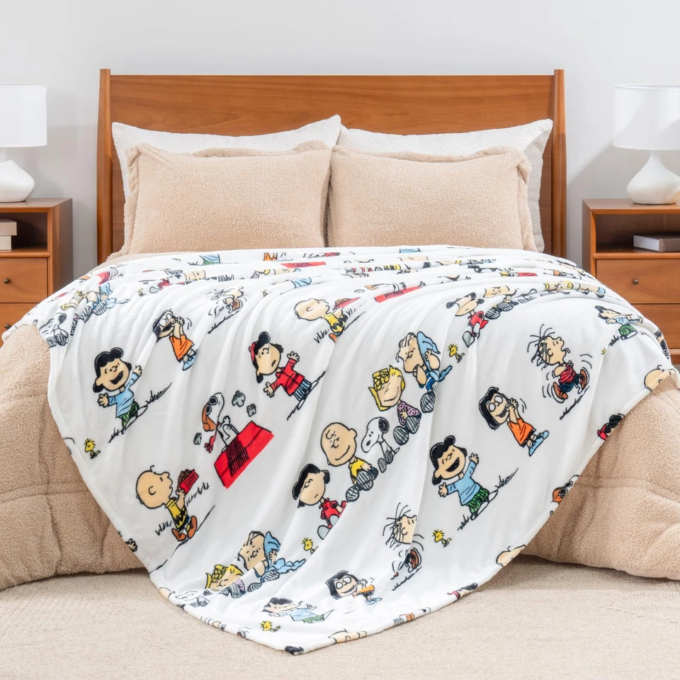 Manta de felpa Peanuts® VelvetLoft® Lindo personaje Snoopy, rayas de cacahuetes múltiples... Foto 4 de 4
