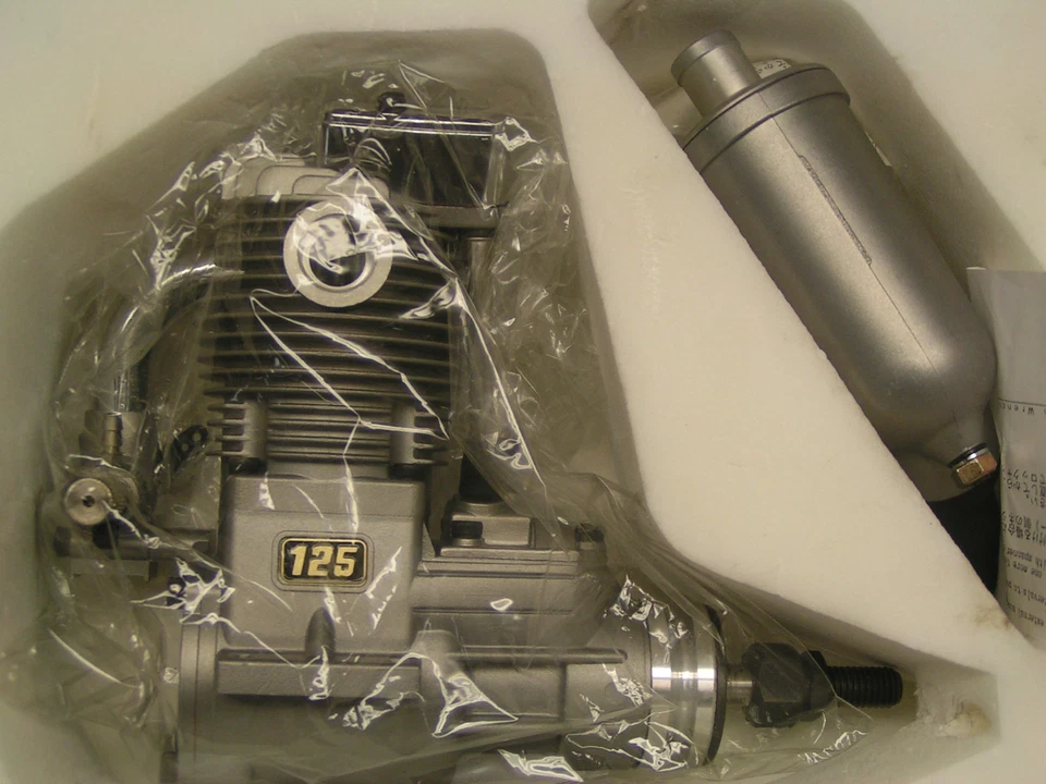 NEW SAITO FA-125 4-stroke engine, muffler, orig. box, papers, tools etc; - Image 3 of 3