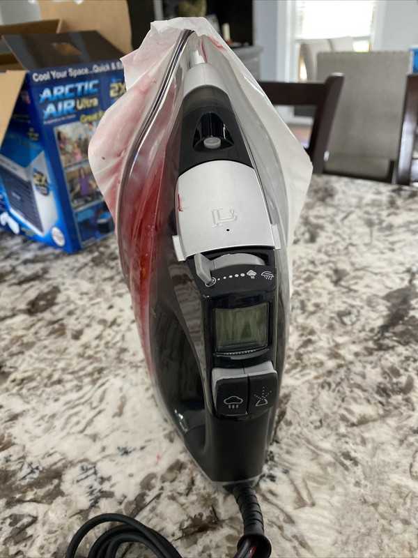 Black & Decker Quickpress Iron with Smart Steam Technology, Black Silver Damaged