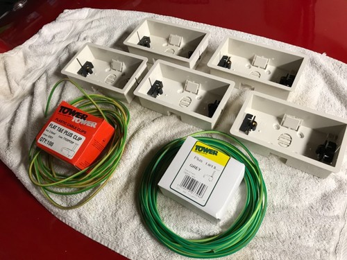 5 x Dry lining twin socket boxes ,clips & sleeving - Picture 5 of 6