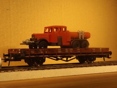 R198	Niederbordwagen Stuttgart 22716 mit Henschel Tankwgen	DRG	Roco	47729