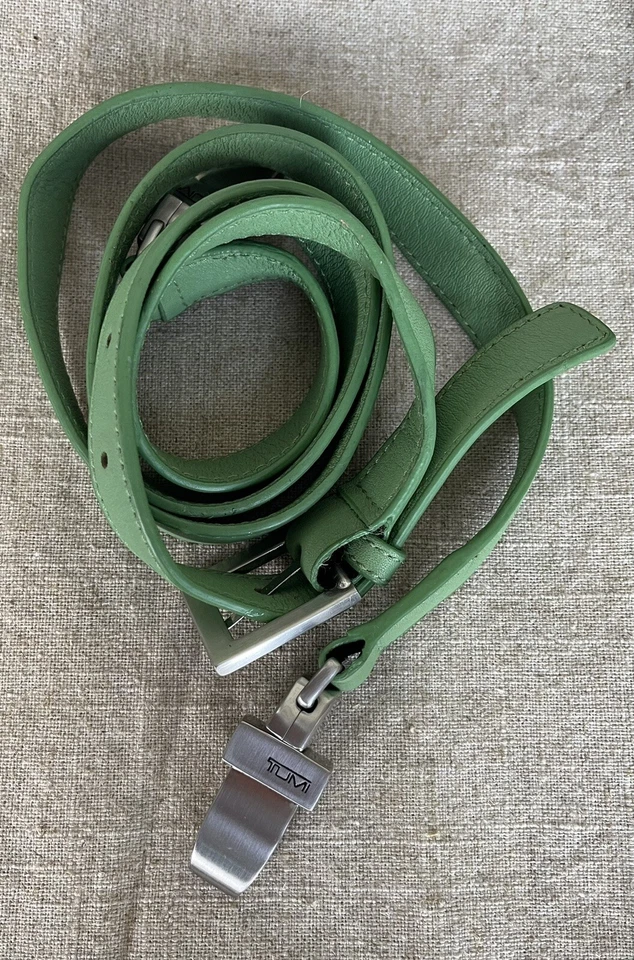 Maletín Tumi verde brillante de nailon/cuero con correa para el hombro desmontable Foto 3 de 4