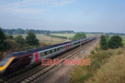 FOTO NORDGEBUNDENER ZUG IN DER NÄHE VON LUND FARM AN DER HAUPTLINIE DER OSTKÜSTE. 2016