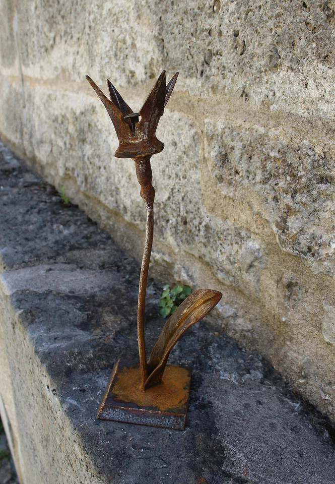 ALEXANDER FABI - Blume III (2024). Monogrammierte Stahlskulptur mit Rostpatina. - Bild 1 von 3