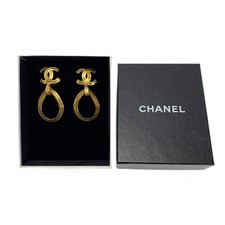 CHANEL Earrings with a teardrop motif gold With box