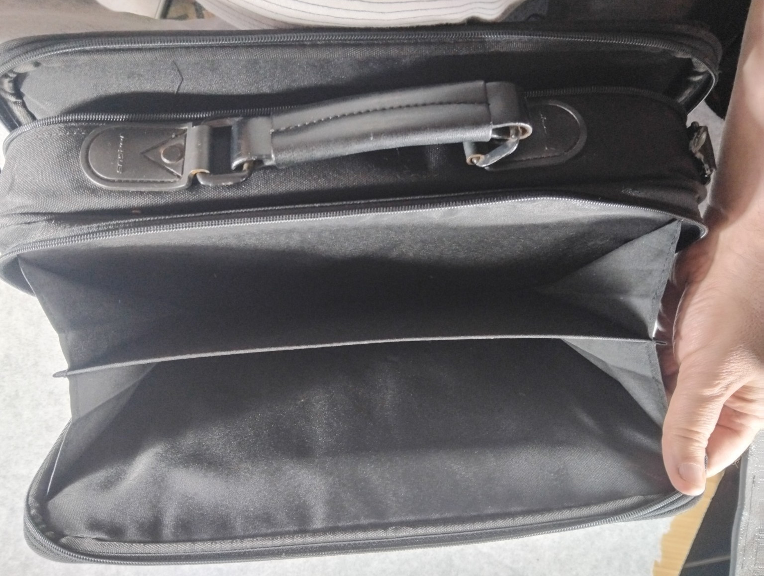Laptop / Tablets Briefcase Targus Brand 5 Different Compartments K88x image 3