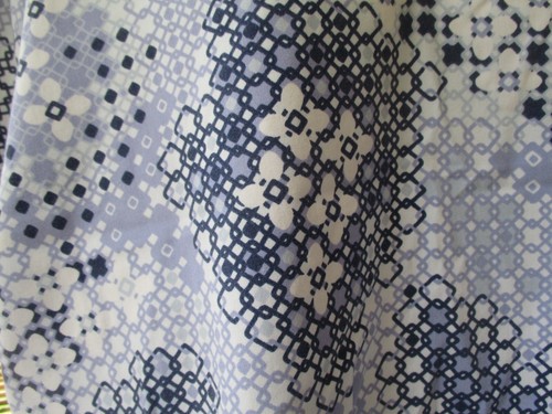 los angeles rose Brand SCRUB TOP Size M -White Background Blues Pattern - Picture 3 of 4