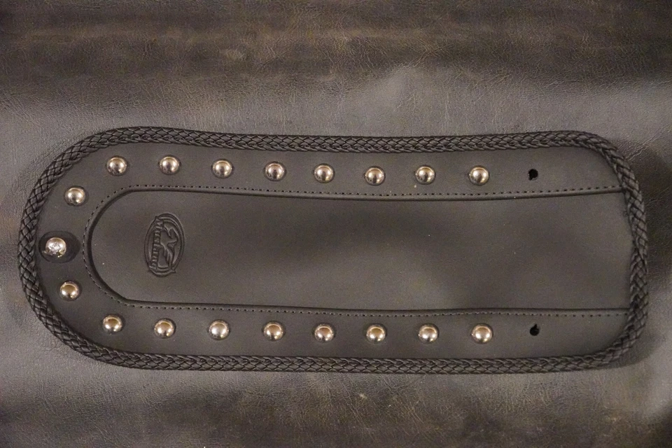 Babero guardabarros Mustang 78113 para asiento individual tachonado para Harley Softail 00-11 27335 Foto 2 de 4