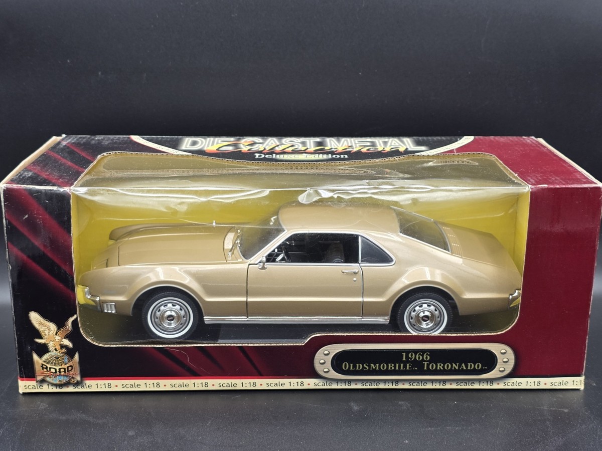 Road Signature 1966 Oldsmobile Toronado 1:18 Scale Diecast Model