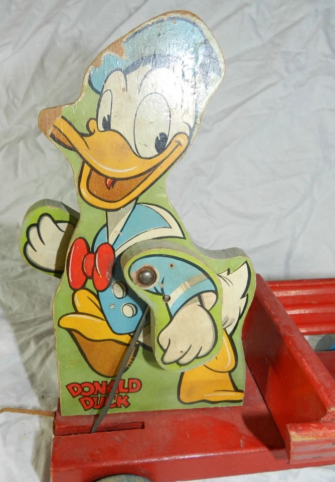 Carro de juguete Fisher Price #500 Walt Disney Donald Duck Pull de colección - brazos móviles Foto 2 de 4