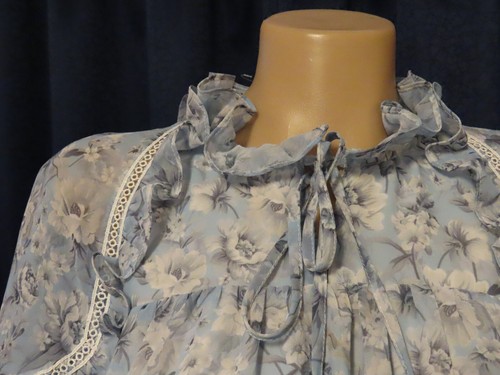 BLOUSE - FOREVER NEW BLUE FLORAL LONG SLEEVE LADIES BLOUSE Size 6 - Picture 3 of 3