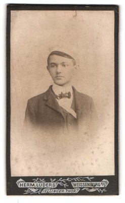 Fotografie Herm. Lüders, Weissenburg a. S., Ellinger Thor, Porträt eines jungen 