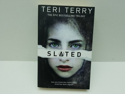 Slated Teri Terry Paperback Book 2012 Dystopian YA Novel Good Condition