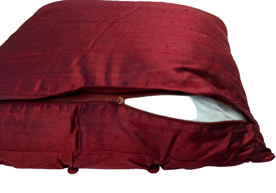 Almohada decorativa de moda con botón Pintuck de seda roja 16 x 16 Foto 3 de 4