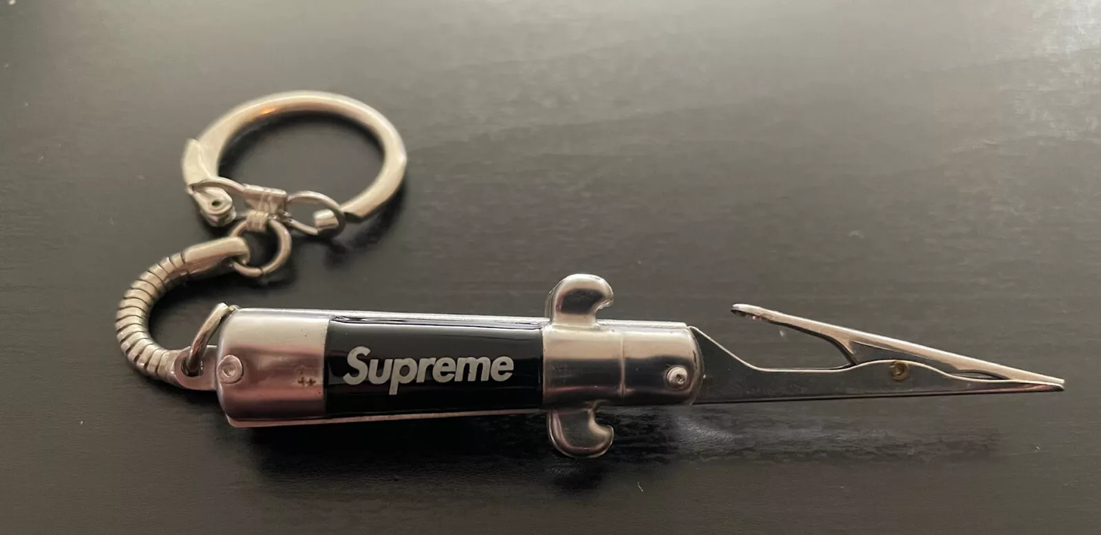 Porte clés Supreme Roach Clip noir boîte SS11 logo