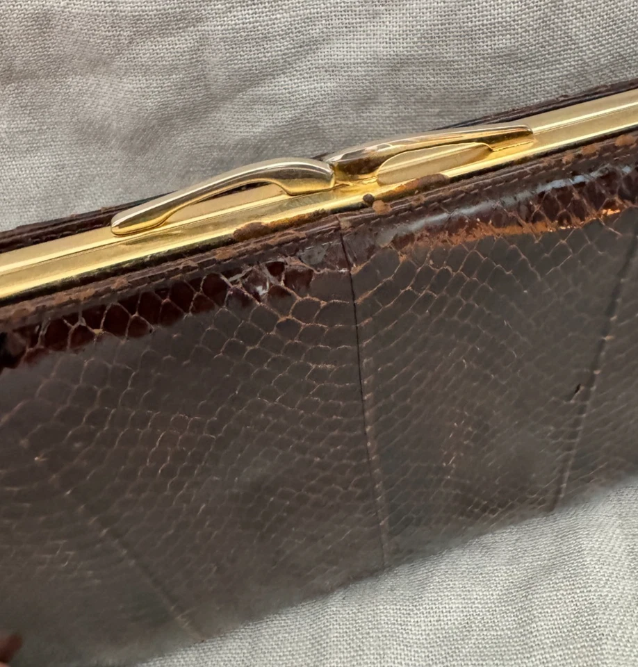 Bolso clutch vintage piel de serpiente marrón con broche de cadena tono dorado brillante Foto 2 de 4
