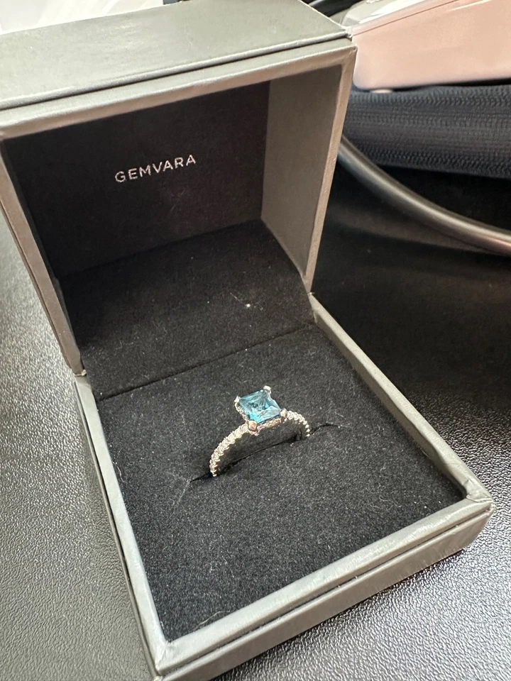 Anillo de diamantes con piedras preciosas de oro blanco de 14 k topacio azul de Londres Foto 3 de 4