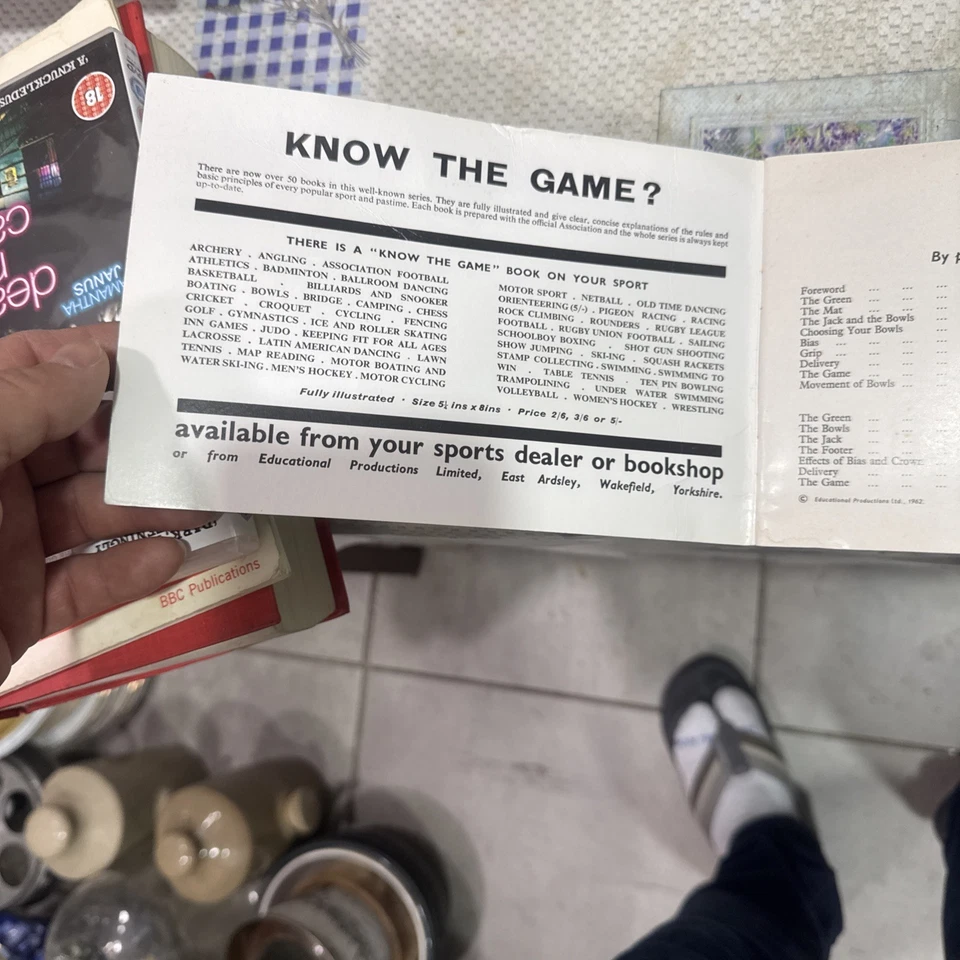 Know The Game BOWLS FLAT AND GREEN Illus. Book 1955 - Image 4 of 4