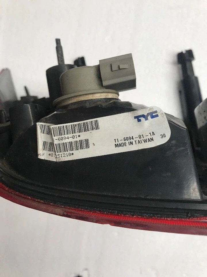 Luz trasera lado del conductor TYC 2005-2007 para Ford Focus 11-6094-01 Foto 3 de 4