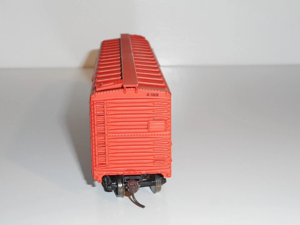 Athearn Illinois Central 50' Boxcar. Good cond. Metal Wheels/kadee. HO. No Box - Image 4 of 4