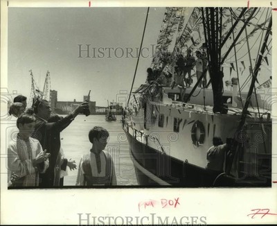 1976 Press Photo Rev. Charles Anastassiou blesses ''Dixie Isle'' in Galveston, TX