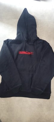 Supreme X Swarovski Pullover FW25 Large, schwarz mit roten Kristallen