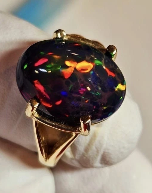 Anillo de ópalo negro natural de 14 k certificado en anillo de ópalo de oro amarillo macizo de 14 k Foto 4 de 4