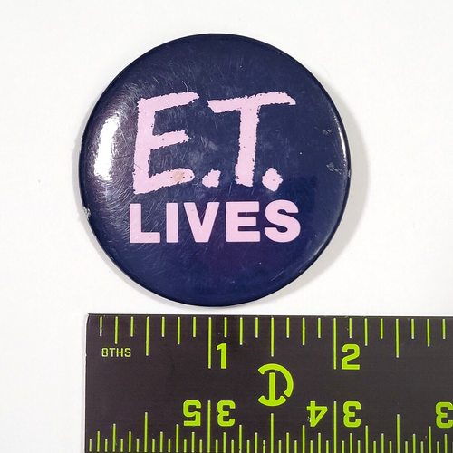 VINTAGE E.T. LIVES MOVIE PROMO BUTTON UNIVERSAL 1982 ORIGINAL 2.5" PINBACK 80's - Picture 4 of 4