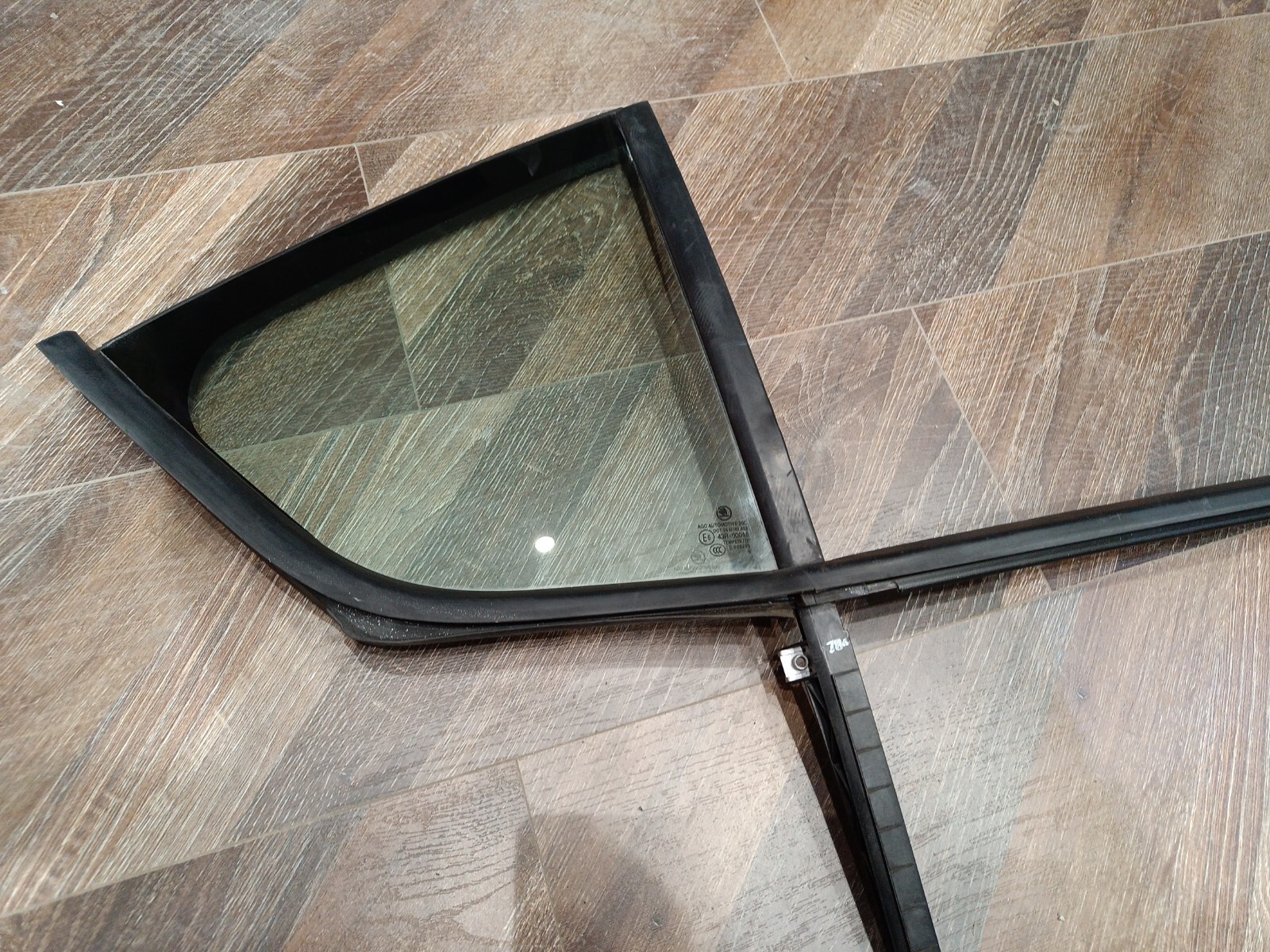 SKODA OCTAVIA MK3 DRIVER SIDE REAR QUATRE GLASS WINDOW 5E5845214 - Picture 2 of 9