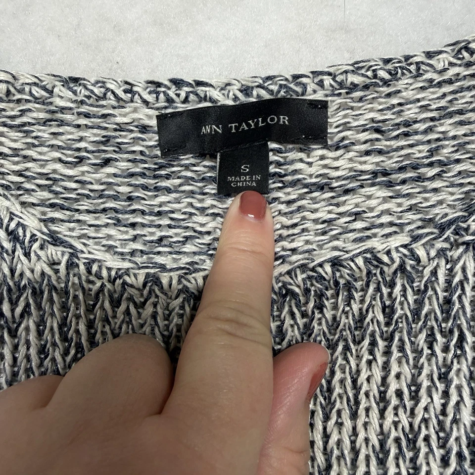 Túnica suéter Ann Taylor malha solta crochê gola barco – Cinza, tamanho pequeno - Imagem 2 de 4