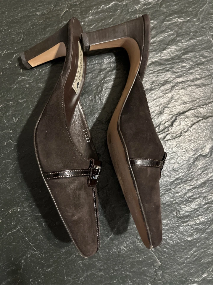 Gamuza 9N Brighton Wanda chocolate con charol de chocolate adorno plateado sin respaldo Foto 2 de 4