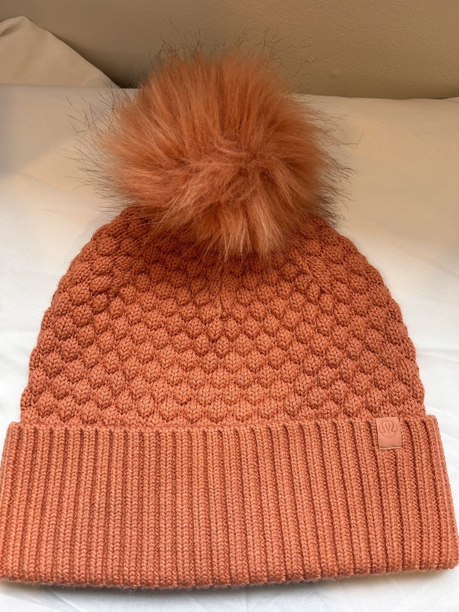 LULULEMON Bubble Knit Pom Beanie Women display picture 2