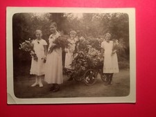Altes Foto antik Mädchen Blumen Bollerwagen Girls flowers white dress old Photo