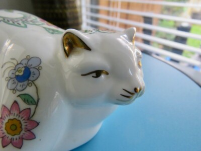 Legende Katze Figur von Minton. Design ''Haddon Hall'' mit Goldradierung