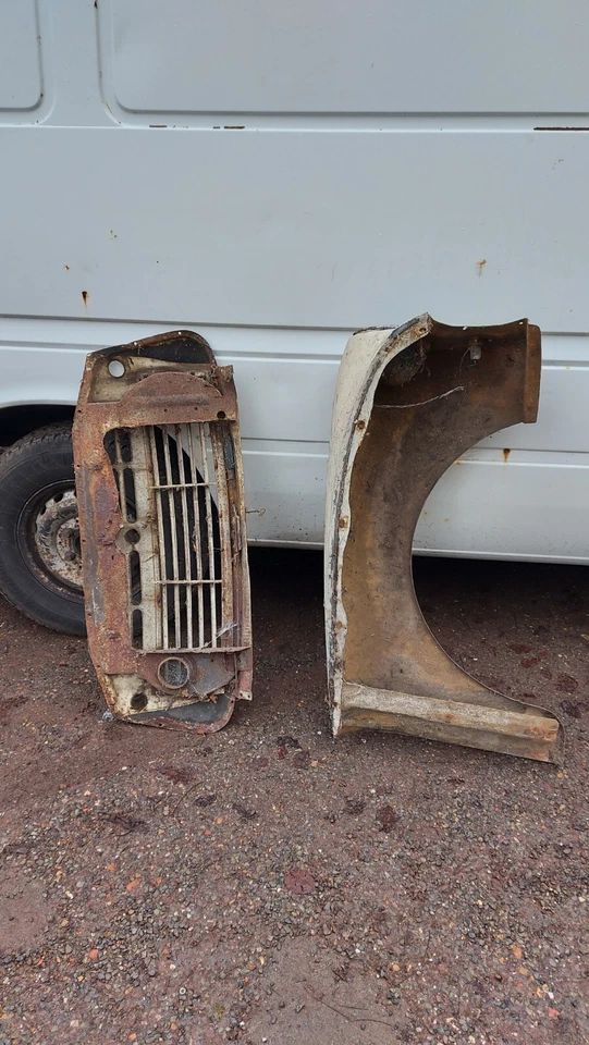 Morris Minor Traveller Nearside Front Wing And Grill, D Reg - Image 2 of 4